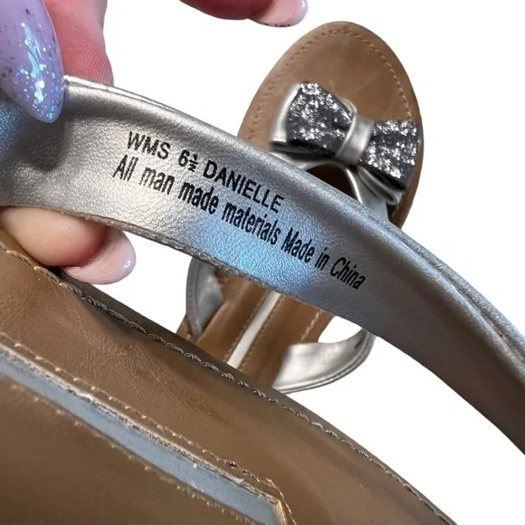 Silver Bow New Directions Flip Flops Size 6.5 - Picture 8 of 8